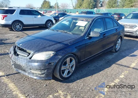 2011 Mercedes-Benz C 300 Luxury 4Matic/Sport 4Matic z USA, uszkodzony, nr VIN WDDGF8BB7BR142442